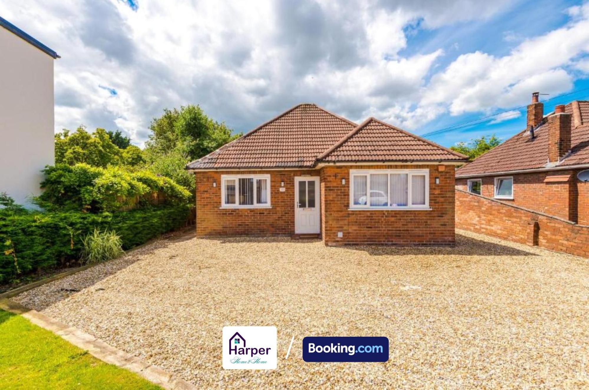 Spacious Detached Bungalow By Harperletting Short Lets & Serviced Accommodation Buckely With Pool Table & Driveway Buckley Extérieur photo